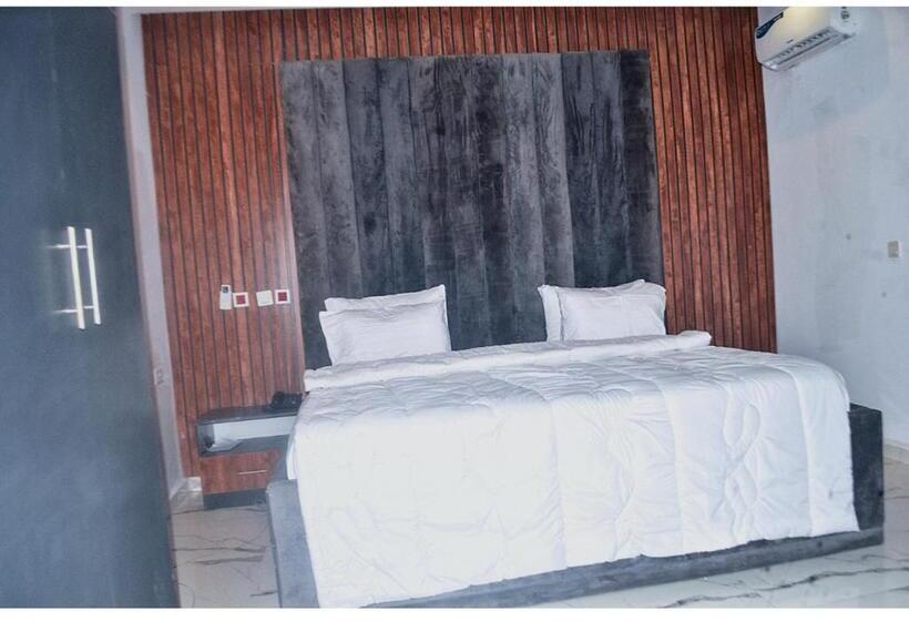 هتل Empire Suite And Apartments