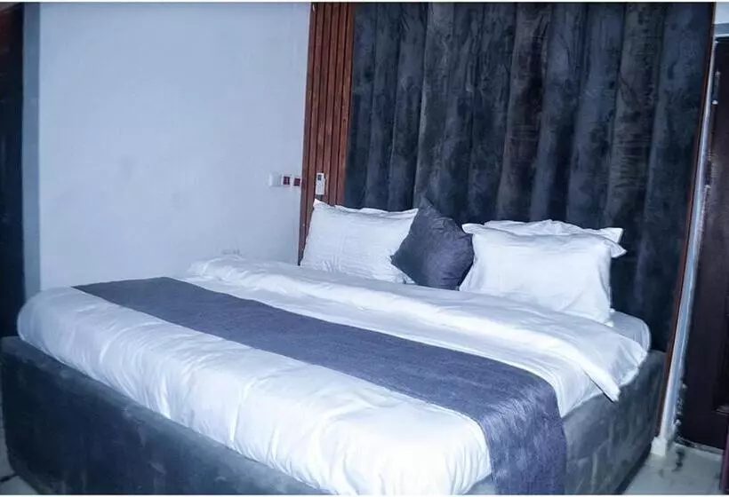 هتل Empire Suite And Apartments