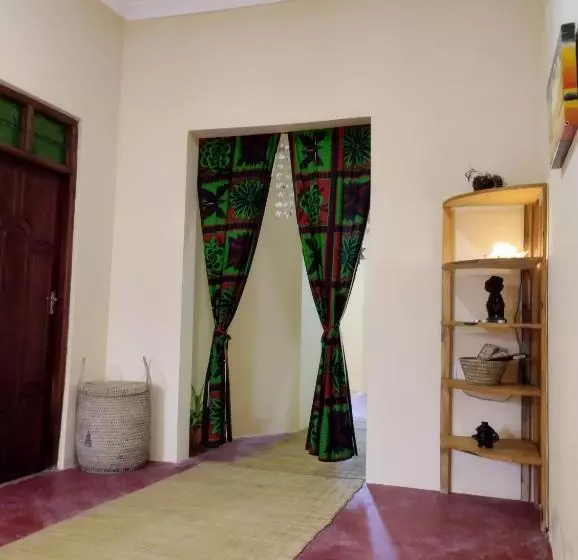 تختخواب و صبحانه Bed&breakfast Shwari House