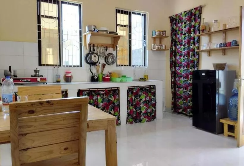 تختخواب و صبحانه Bed&breakfast Shwari House