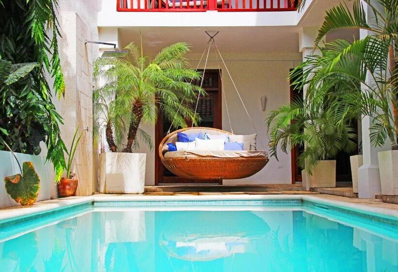 هتل And Coffe Azul