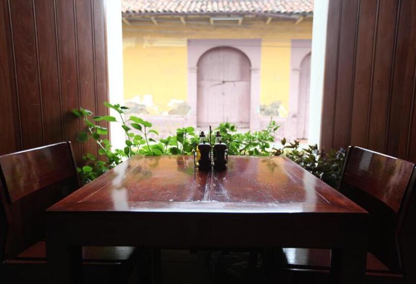 هتل And Coffe Azul