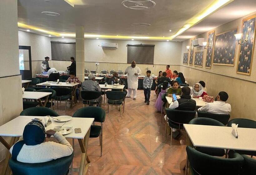 בית מלון כפרי The Amur Falcon Inn & Resorts