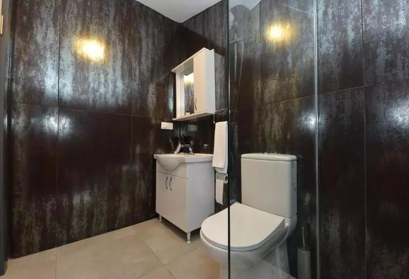 Trakhei̇a Otel