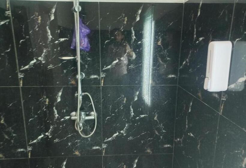 فندق Capital O 93816 Cerry Village