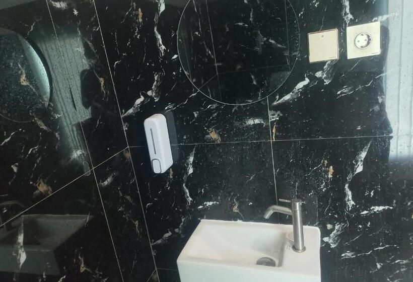 فندق Capital O 93816 Cerry Village