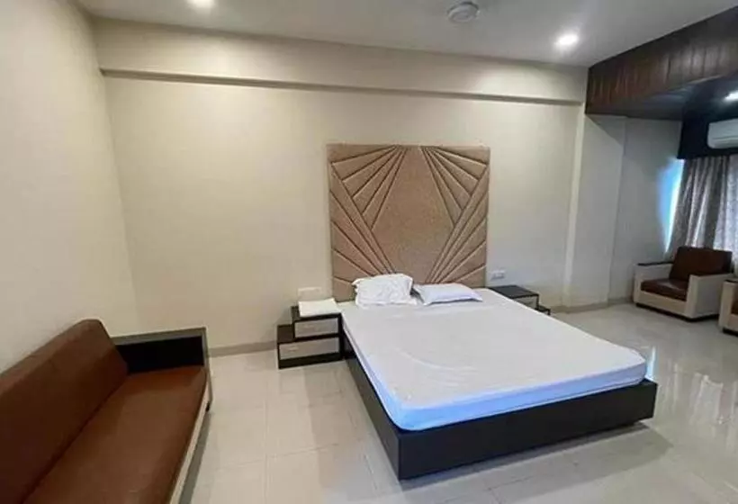 Hotelli Fabexpress Sky Maulshree