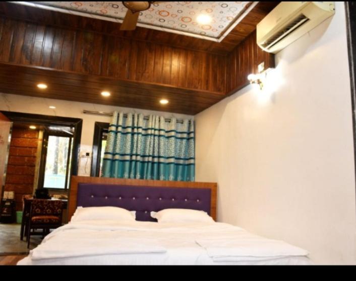 تختخواب و صبحانه Sun Nisarg Blue Resort And Cottage Alibag Varsoli Bech Road