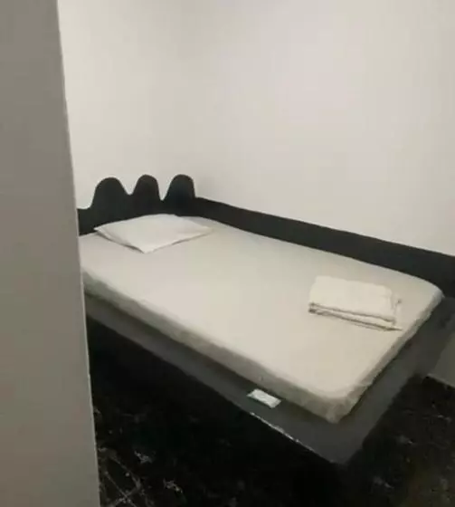 پانسیون Karemi’s Lounge Bar & Guesthouse