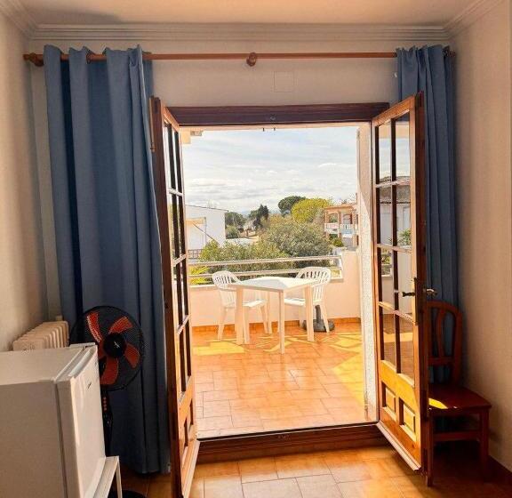 تختخواب و صبحانه Villa Mercè Empúries