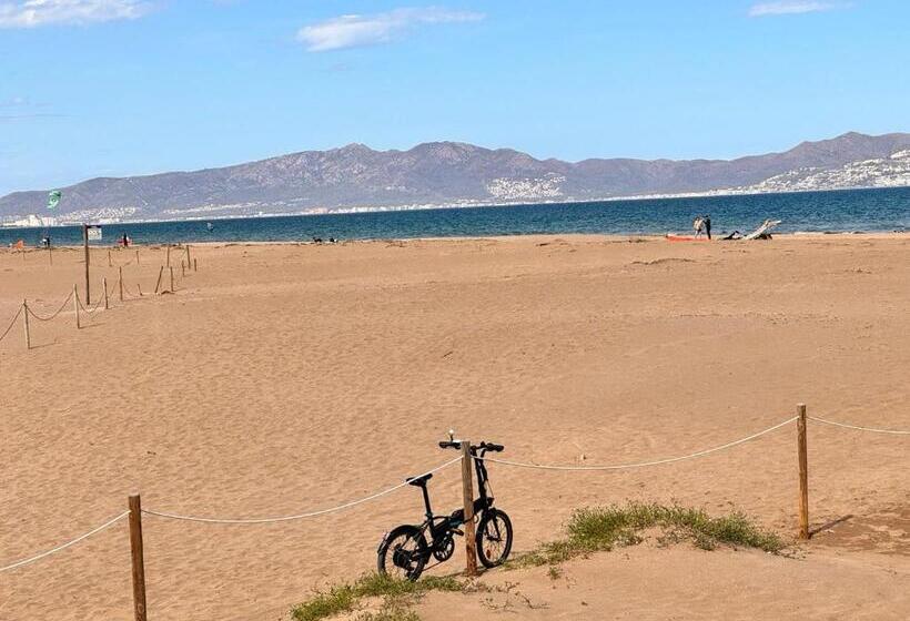 تختخواب و صبحانه Villa Mercè Empúries