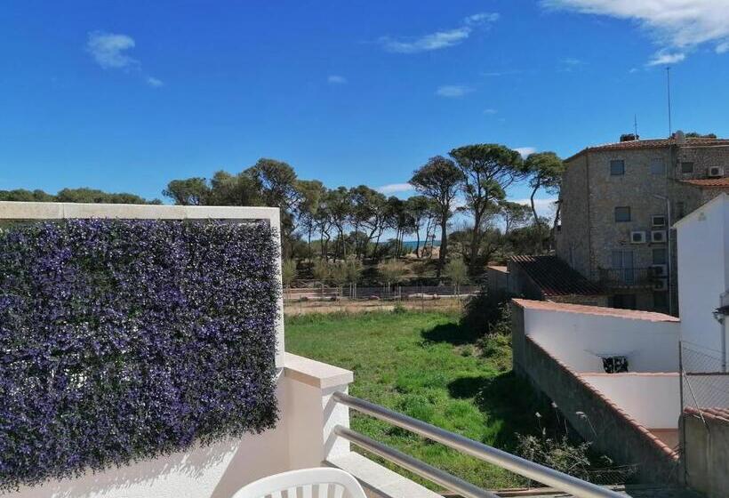 تختخواب و صبحانه Villa Mercè Empúries