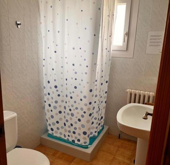 تختخواب و صبحانه Villa Mercè Empúries