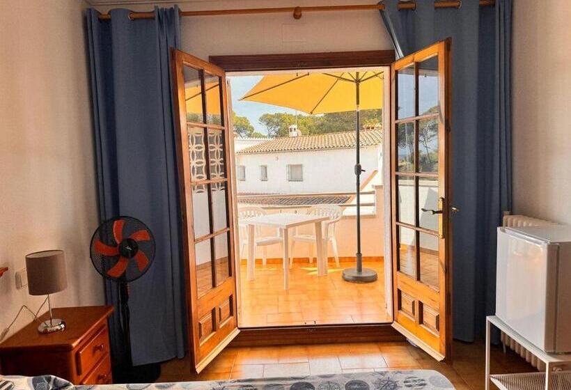 تختخواب و صبحانه Villa Mercè Empúries