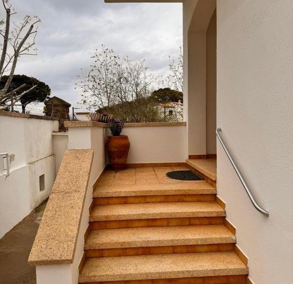 تختخواب و صبحانه Villa Mercè Empúries