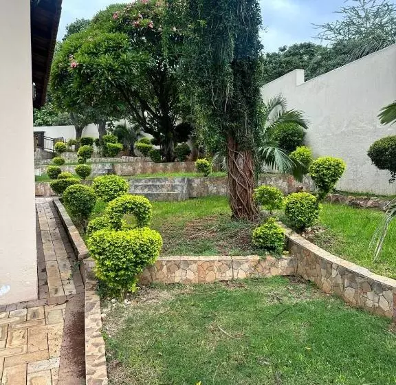 پانسیون Omosa Guest House