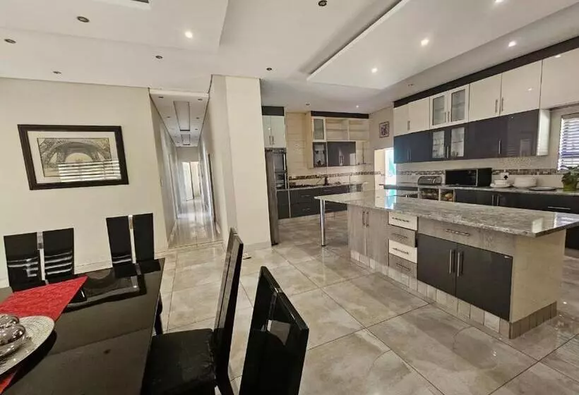 پانسیون Omosa Guest House