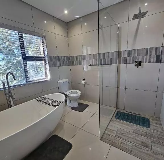 پانسیون Omosa Guest House