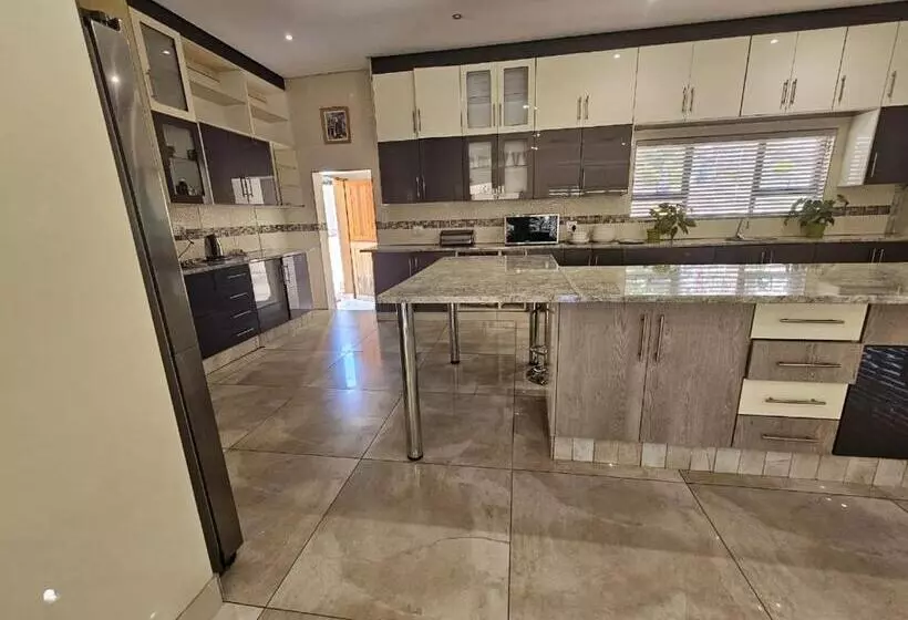 پانسیون Omosa Guest House