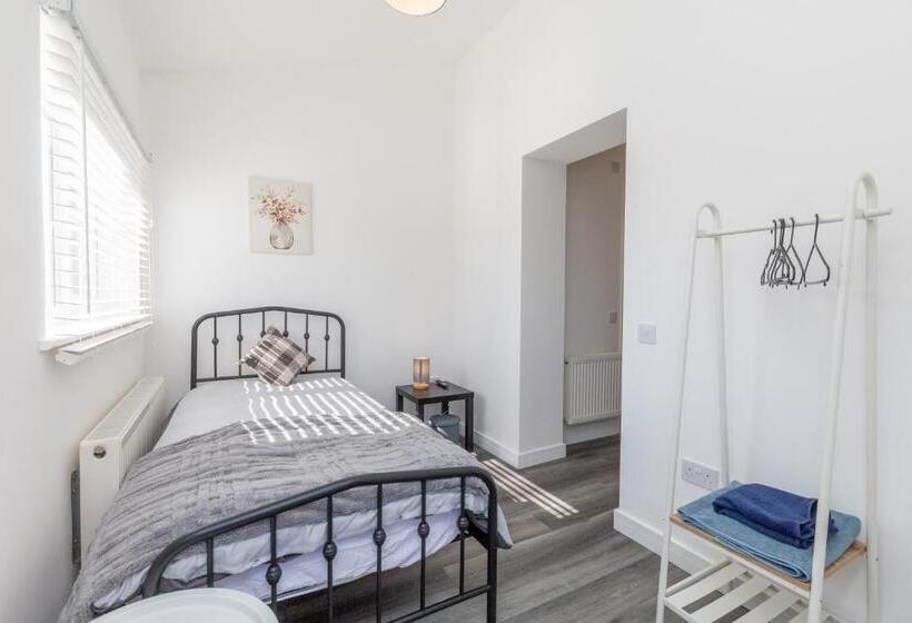 פנסיון 20 Leys Road Rooms 1 4