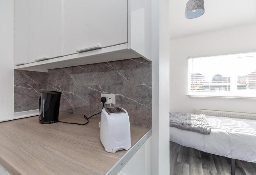 פנסיון 20 Leys Road Rooms 1 4