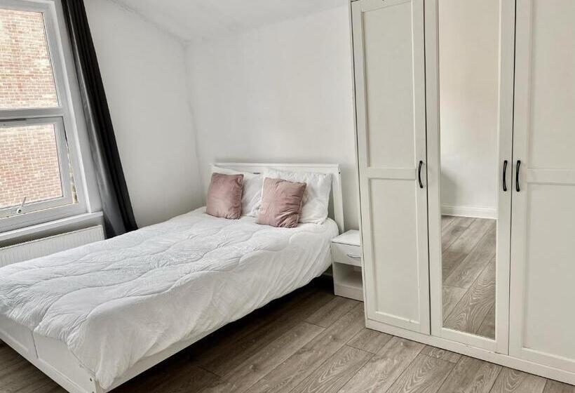 پانسیون Westfield London Shepherds Bush