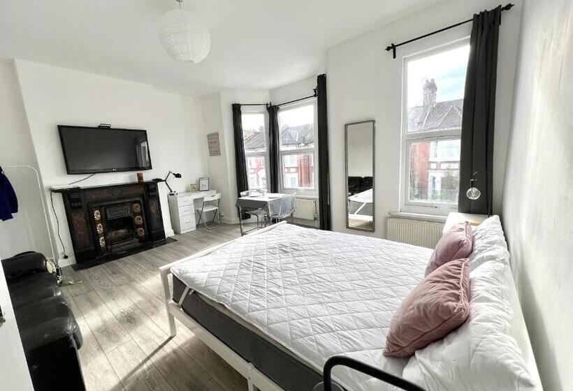 پانسیون Westfield London Shepherds Bush