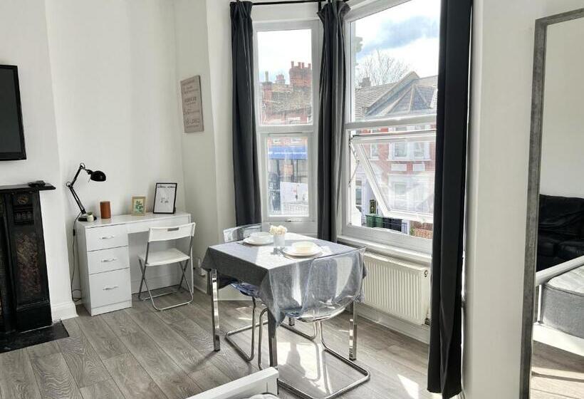 پانسیون Westfield London Shepherds Bush