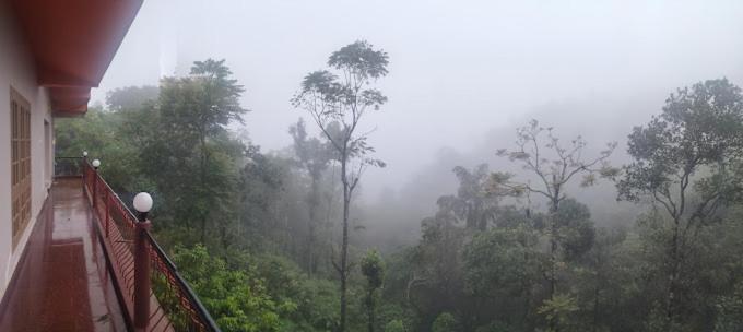 بنسيون Cardamom Rock Inn Holidays