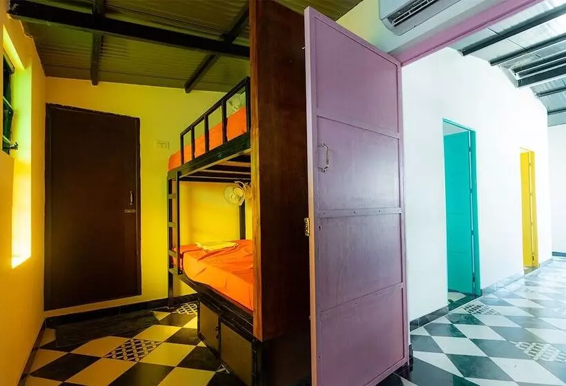 Retkeilymaja Moustache Coimbatore