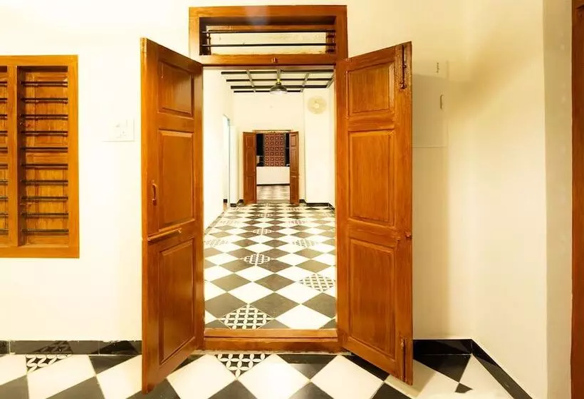 Retkeilymaja Moustache Coimbatore