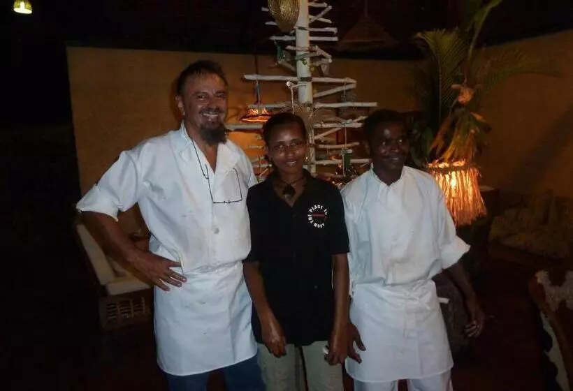 هتل Les Bungalows D Ambonara