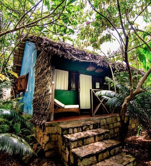 هتل Les Bungalows D Ambonara