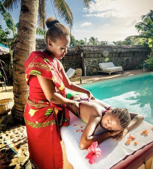 هتل Les Bungalows D Ambonara