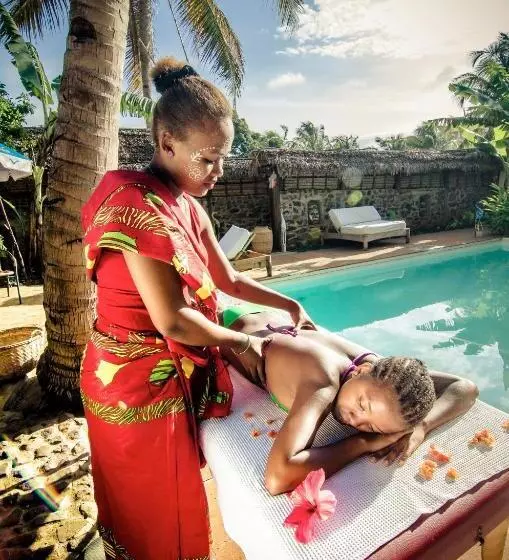 هتل Les Bungalows D Ambonara