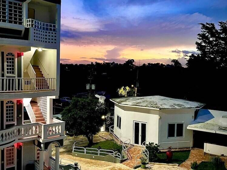 Hotel The Village Inn