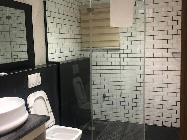 Crownsville Hotel Airport Road