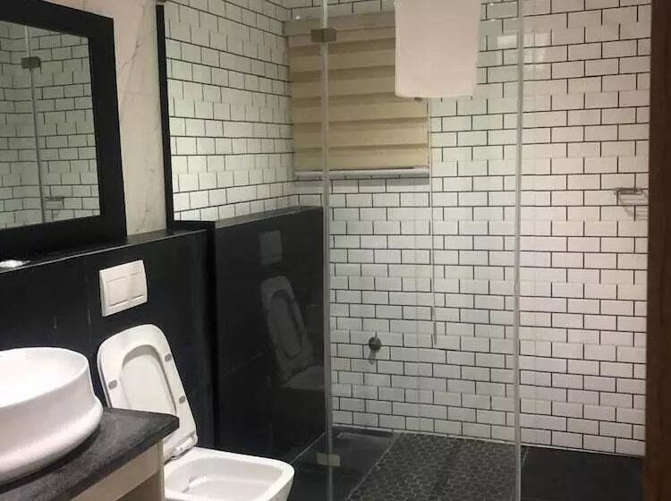 Crownsville Hotel   Airport Road