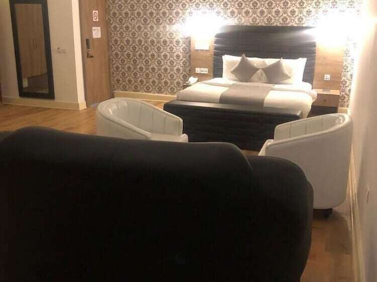 Crownsville Hotel Airport Road