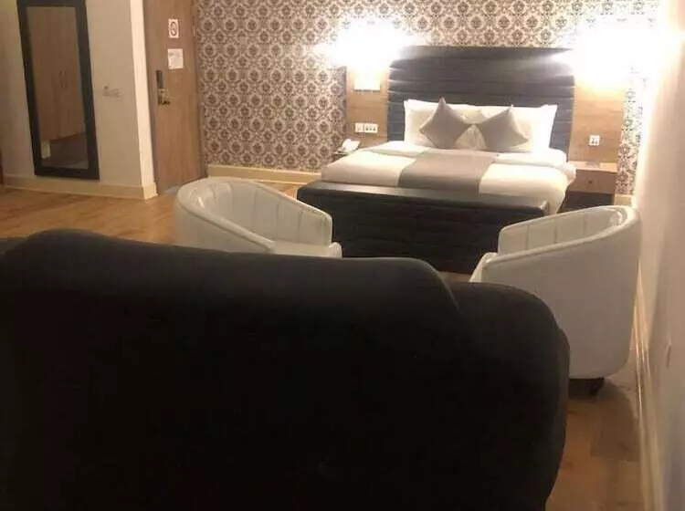 Crownsville Hotel   Airport Road