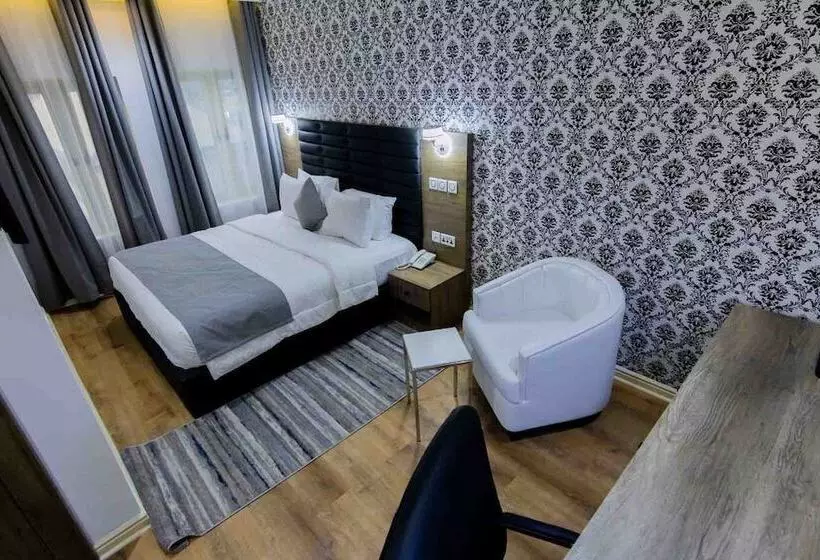 Crownsville Hotel   Airport Road