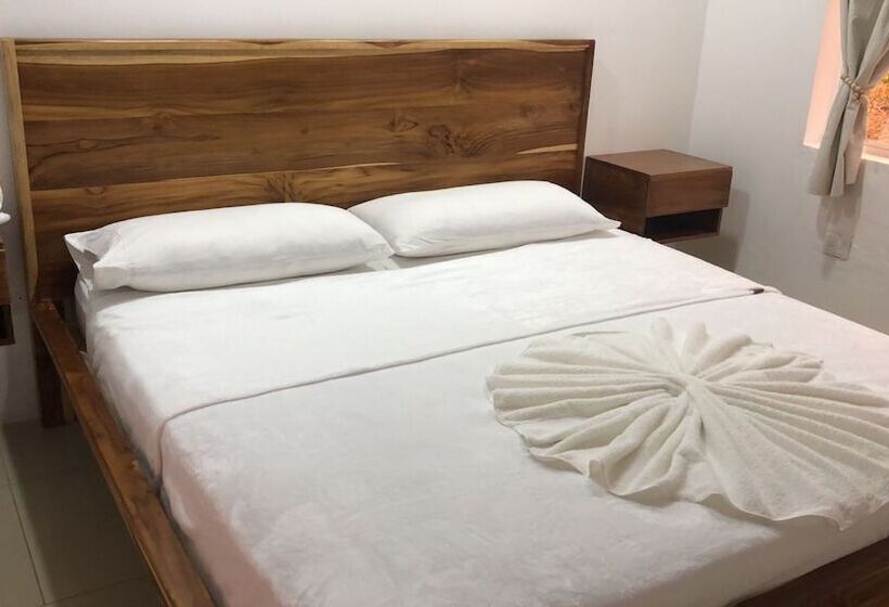 هتل Emerald Luxe Suites