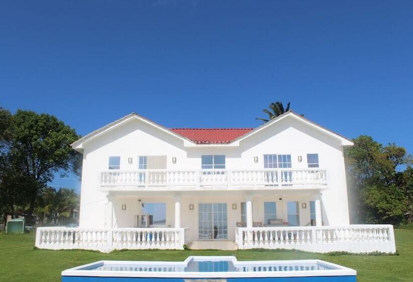 هتل Emerald Luxe Suites