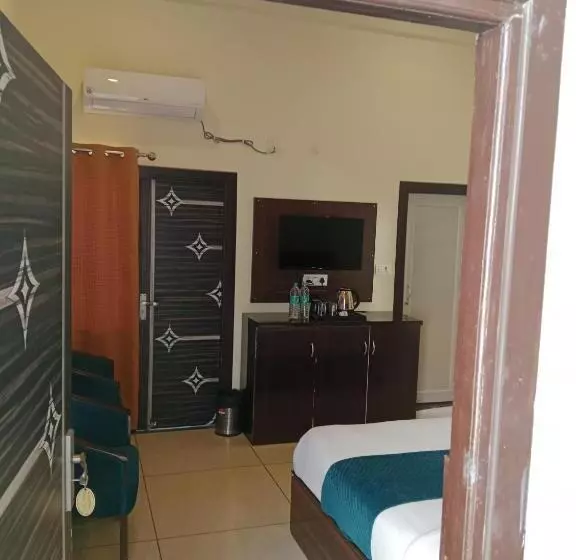 ベッドアンドブレックファースト Astra Luxury Rooms And Cafe
