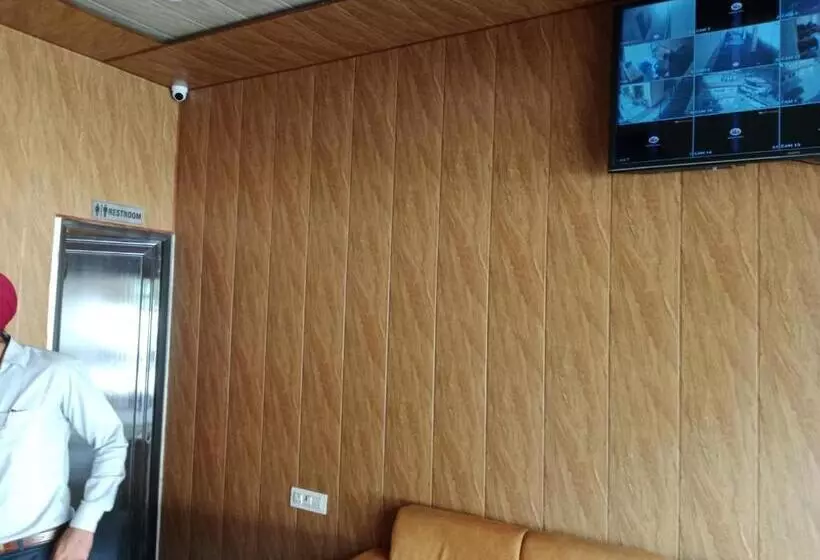 ベッドアンドブレックファースト Astra Luxury Rooms And Cafe