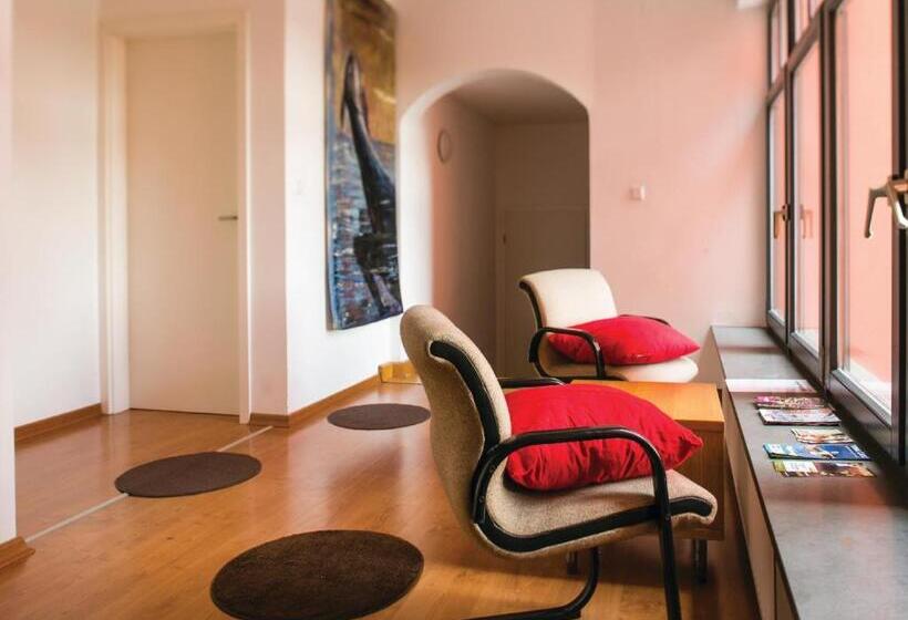 هاستل Cukrarna Guest Accommodation