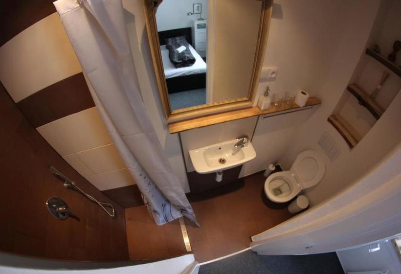 تختخواب و صبحانه Chata Marga