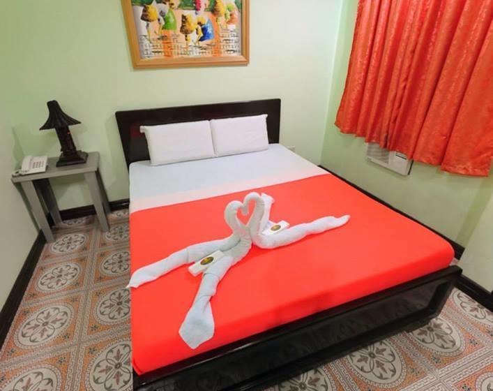 בית מלון כפרי Rooms R Us   Voyagers Palace