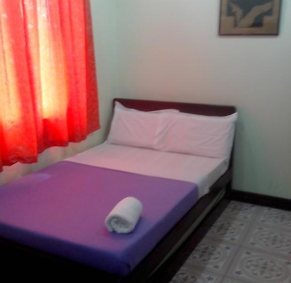 בית מלון כפרי Rooms R Us   Voyagers Palace