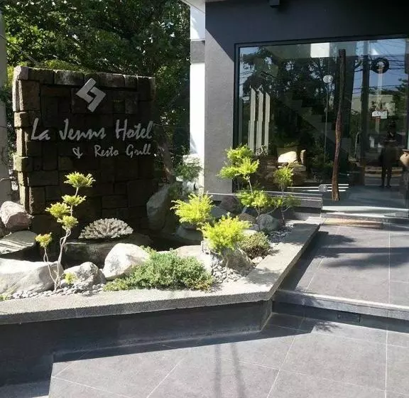 ホテル La Jenns  And Resto Grill